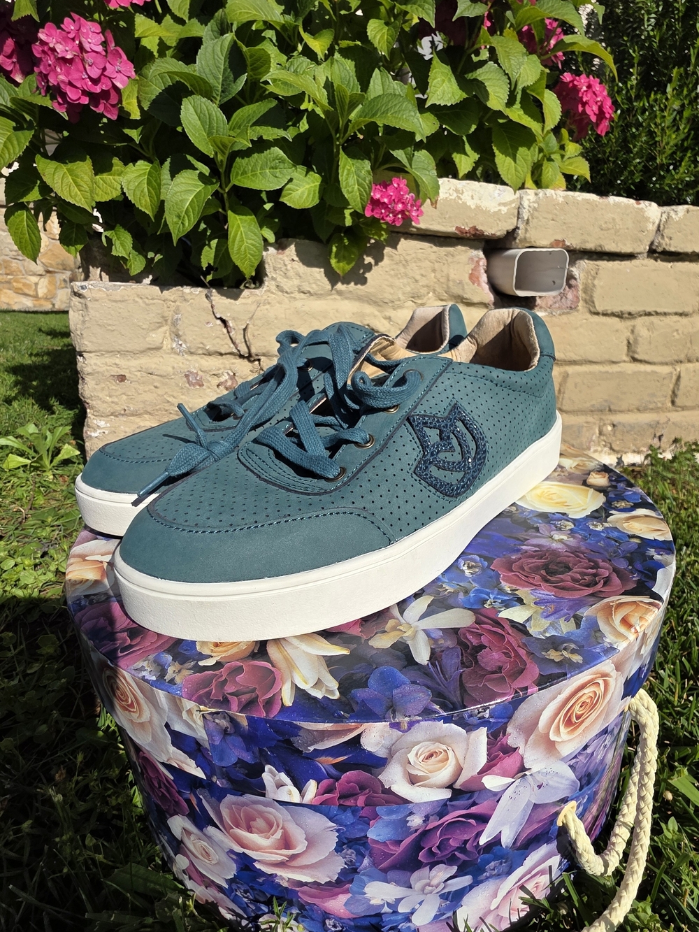 Spenco, Women's,Size 8.5, Teal Perforated Lace-Up Sneakers with White Sole, NWOT